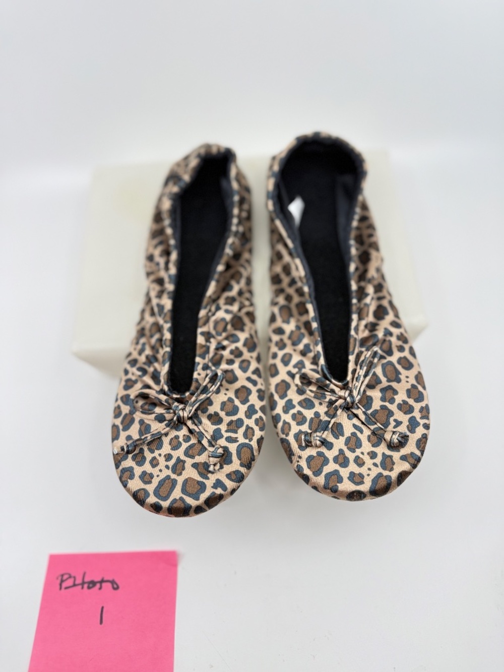 Isotoner Leopard Slippers Print Size Medium (6 1/2-7 1/2)